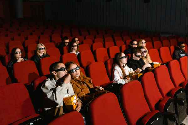 Como a neurociência explica os bloqueios criativos em roteiristas de cinema